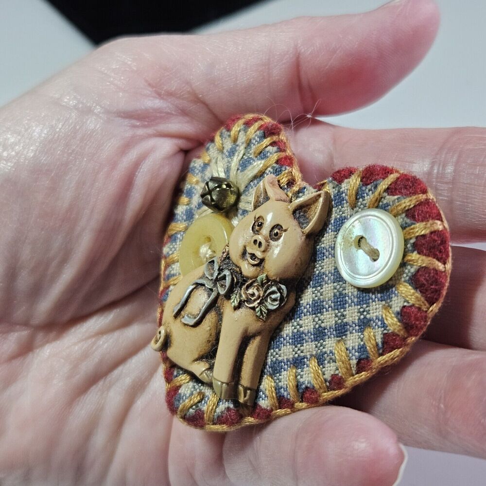 **Last Chance!!Final Sale** Vintage Handmade Quilted Heart Brooch A Pig A Button - Picture 2 of 9